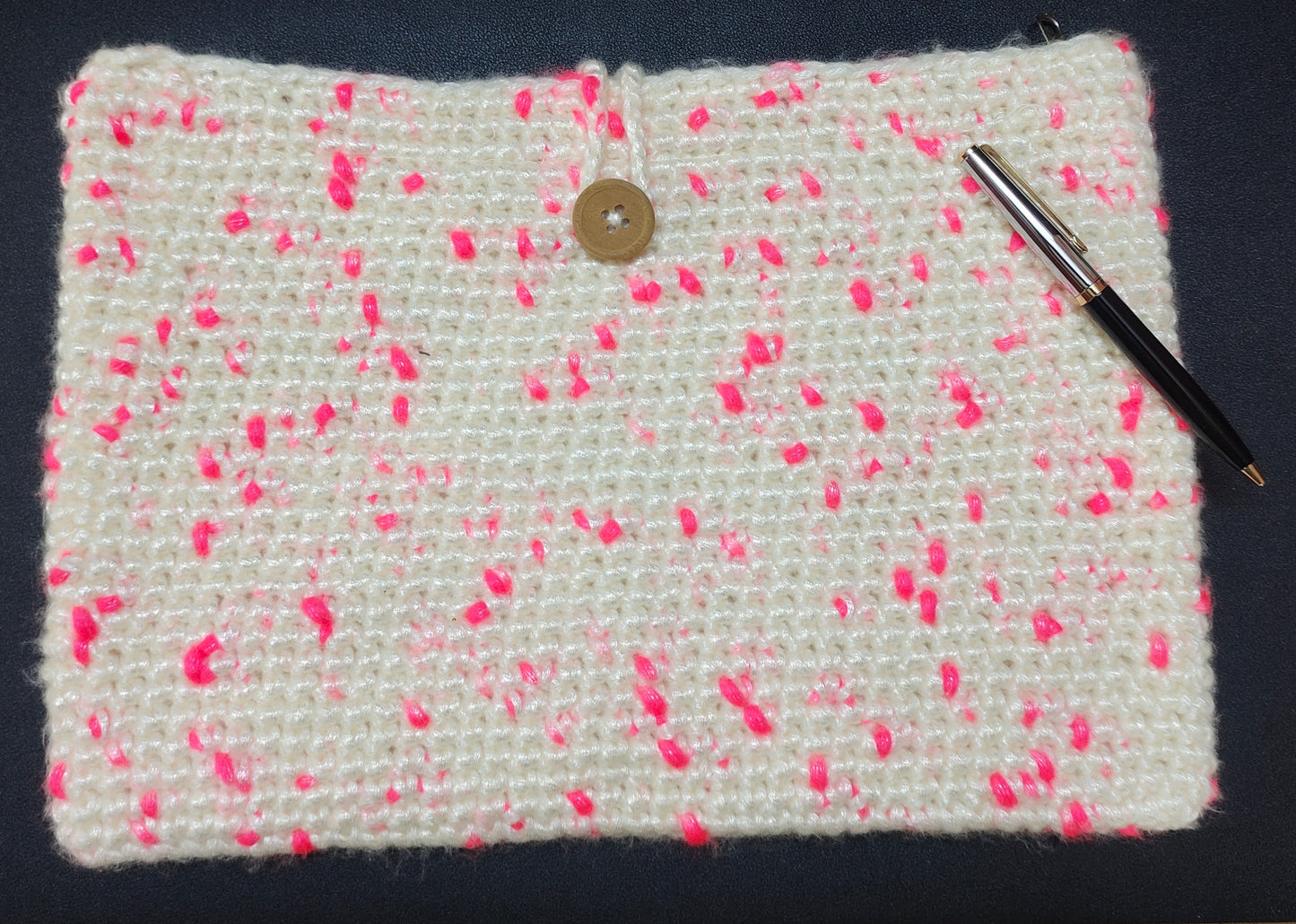Crochet protective sleeve : for books, ipad & Kindle.